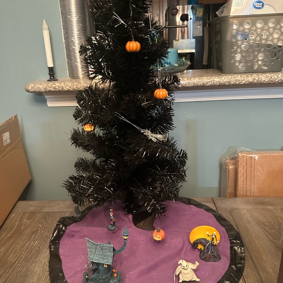 Nightmare Before Christmas Tree and ornaments from Bradford Exchange - Picture 2 of 9